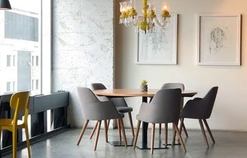 Interiors Ada banyak aspek khusus dalam bangunan atau ruang yang perlu didesain mendetail. Biasanya, arsitek sebagai perancang bangunan akan meminta bantuan desainer khusus untuk merancang setiap bagian ruang dengan sedetail mungkin. Arsitek perlu bantuan interior designer, arsitek lanskap, desainer pencahayaan, dan desainer khusus lainnya.